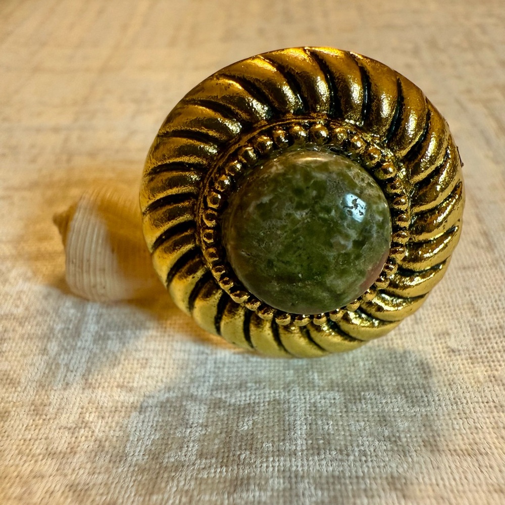New Vintage-Inspired Adjustable Statement Ring: Gold Tone with Green Cabochon - Picture 4 of 6
